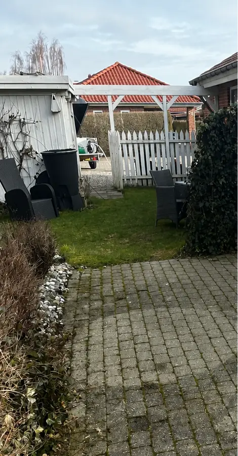 Før: Herregårdssten i baghave