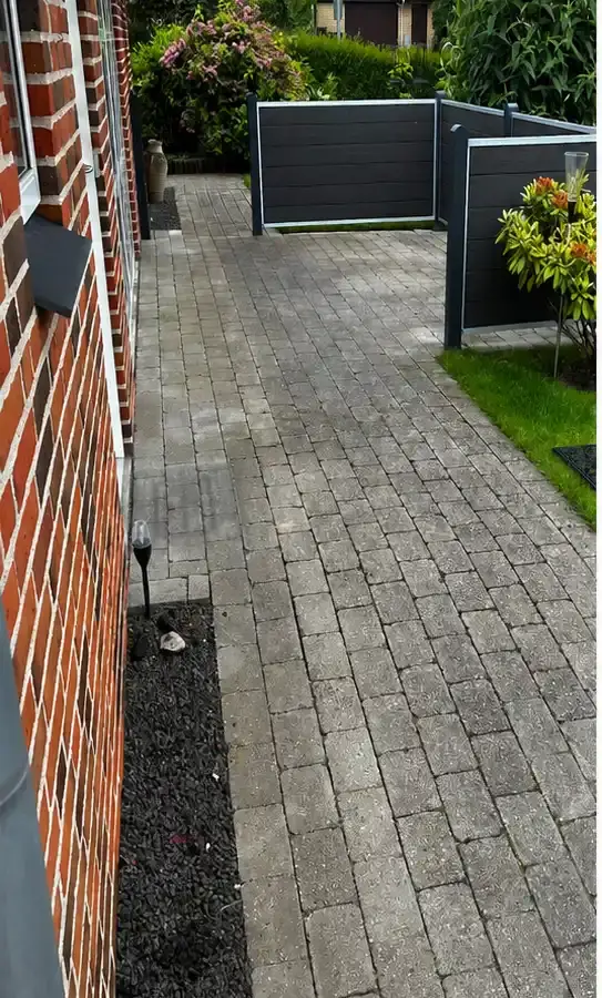 Før: Herregårdssten i indkørsel