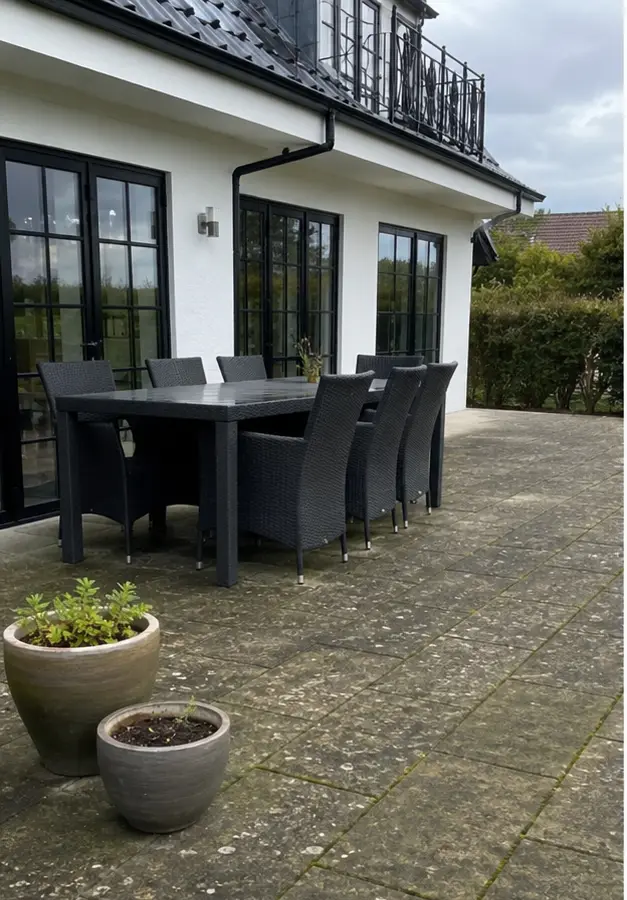 Før: Betonfliser ved klassisk villa