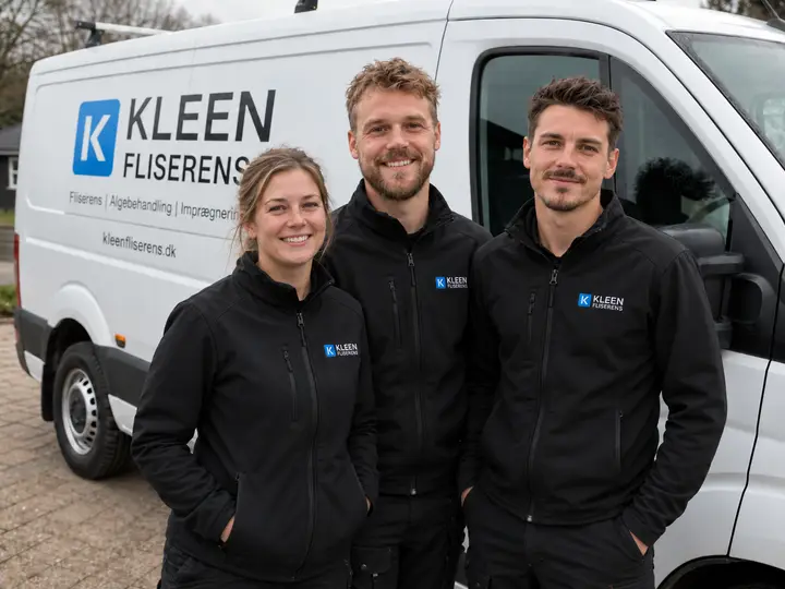 Tre medarbejdere fra KLEEN Fliserens foran virksomhedens bil