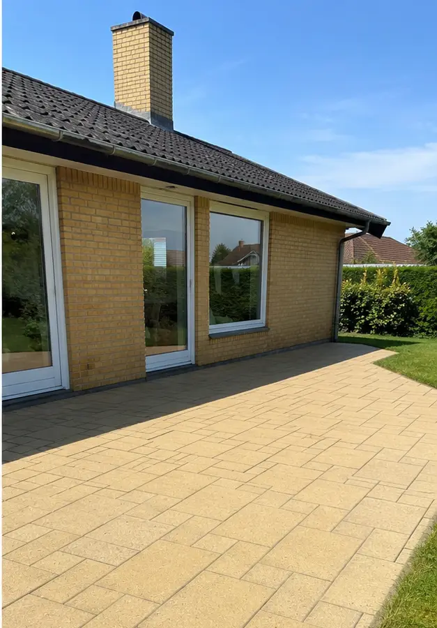 Efter: Betonfliser på lang terrasse