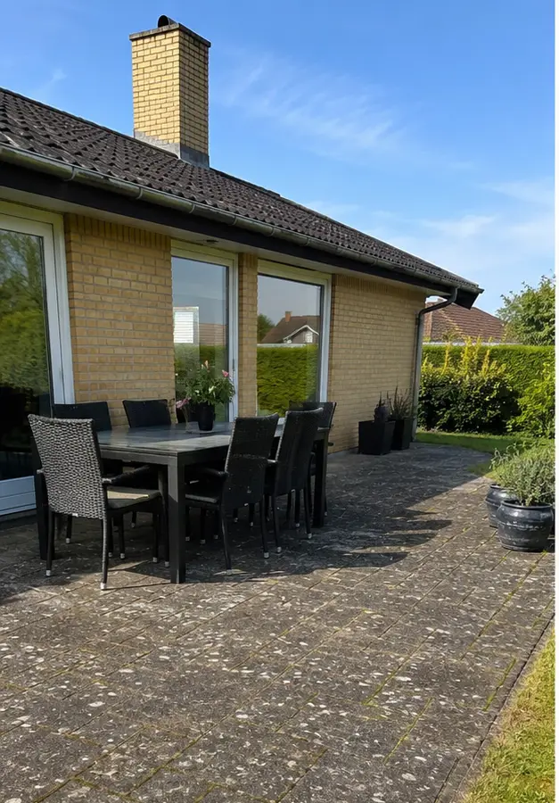 Før: Betonfliser på lang terrasse