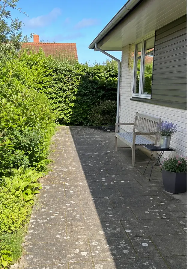 Før: Betonfliser på gangsti